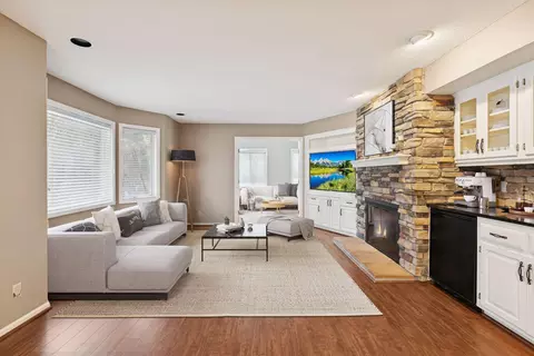1135 Hollybrook Dr, Wayzata, MN 55391