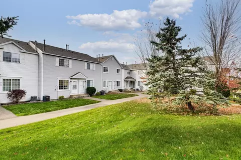 9121 Scarlet Globe Dr, Eden Prairie, MN 55347