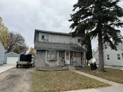 1637 10th Ave S, Fargo, ND 58103