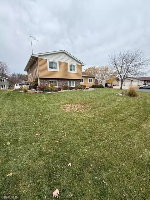 509 Devonshire Dr, Norwood Young America, MN 55397