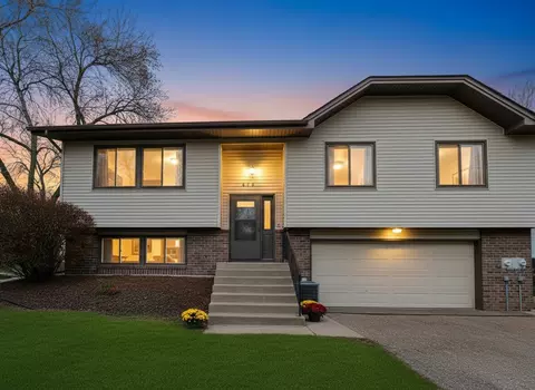 870 Sherwood Rd, Shoreview, MN 55126