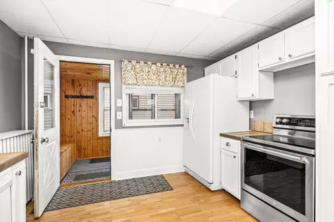 Entry Way - 3 W Linden St, Duluth, MN 55811 photo 2 of 2