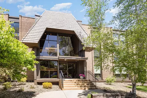 6085 Lincoln Dr #220, Edina, MN 55436