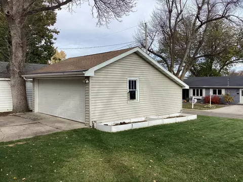 Exterior - 212 Lee Pl, Albert Lea, MN 56007 photo 4 of 8