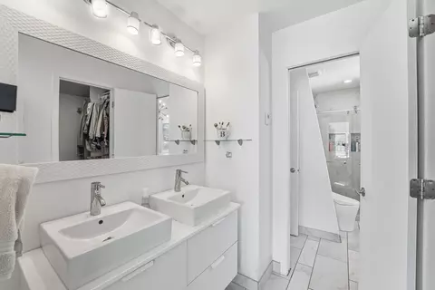 Bath - 9865 Beard Ave S, Bloomington, MN 55431 photo 2 of 7