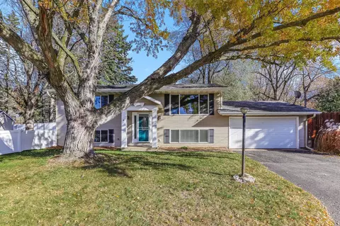 2390 Cohansey Blvd, Roseville, MN 55113