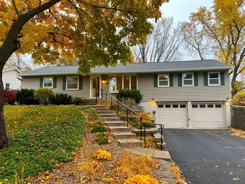 6249 Oak Knoll Dr, Woodbury, MN 55125