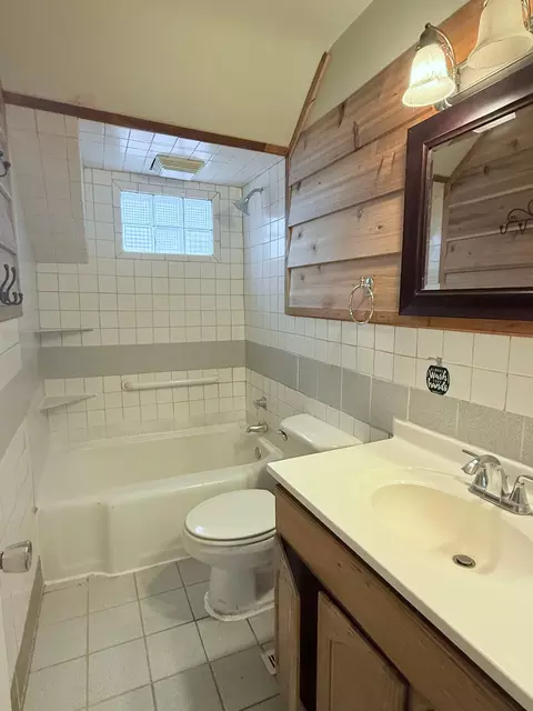 Bath - 821 Brook St, Brainerd, MN 56401 photo 1 of 2