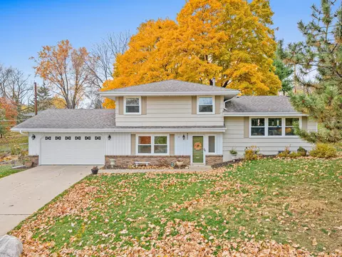 5233 Heritage Hills Dr, Bloomington, MN 55437