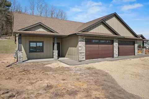 1091 Legend Ln, River Falls, WI 54022