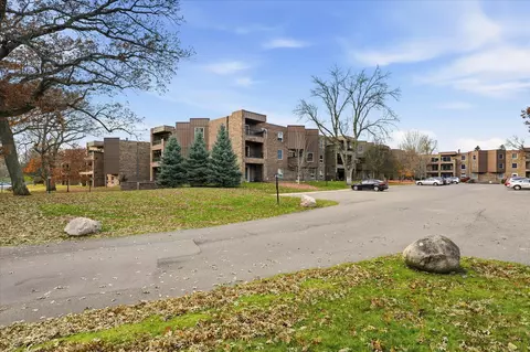 2230 Midland Grove Rd #108, Roseville, MN 55113
