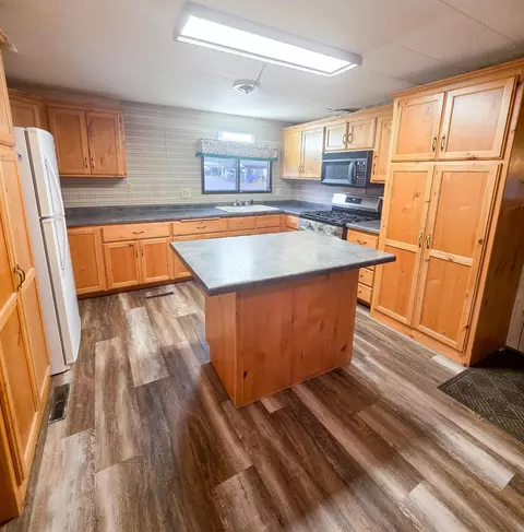 Kitchen - 1025 23rd Pine Ln, Cambridge, MN 55008 photo 5 of 7