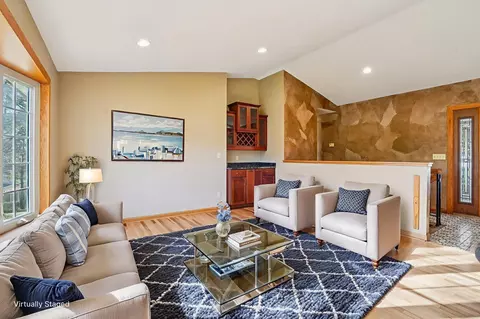 9685 Clover Cir, Eden Prairie, MN 55347