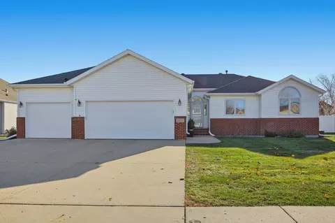 1102 46th Ave N, Fargo, ND 58102