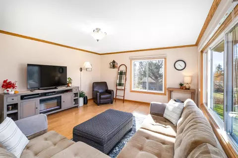 Living - 604 N Blackman Ave, Duluth, MN 55811 photo 2 of 3