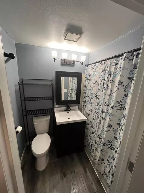 Bath - 1020 8th Ave SE, Saint Cloud, MN 56304 photo 1 of 1