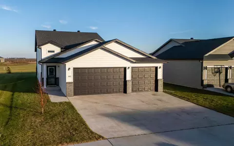 302 8th St E, Horace, ND 58047
