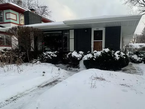 990 Hawthorne Ave E, Saint Paul, MN 55106