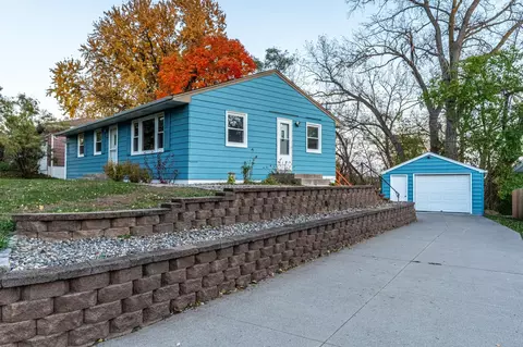 1740 Onacrest Curv, Maplewood, MN 55117