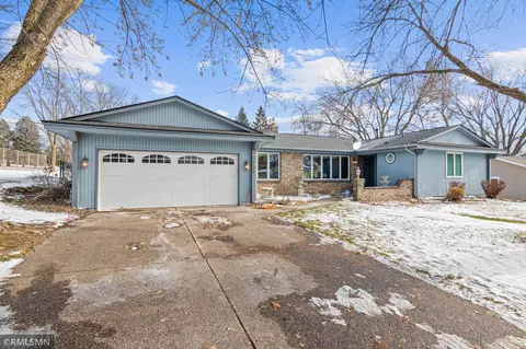 2231 Queens Dr, Woodbury, MN 55125