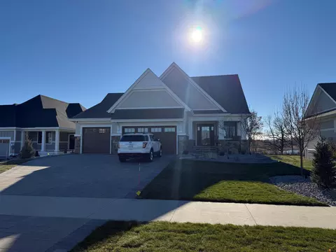 6081 Shoreview Pointe, Chaska, MN 55318