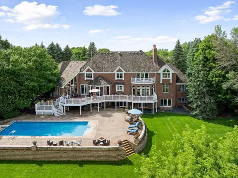 10 Apple Orchard Ct, Dellwood, MN 55110