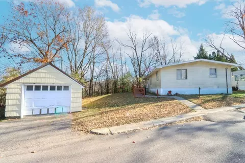 35 Wood Dr, Mankato, MN 56001