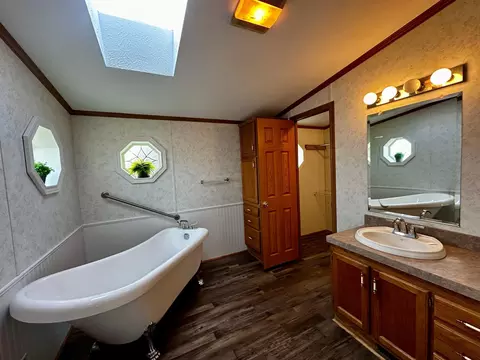 Bath - 36308 Edgewood Rd, Harmony, MN 55939 photo 2 of 4