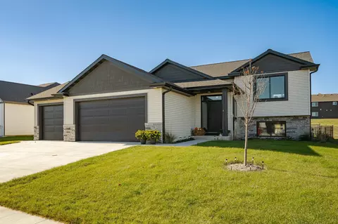179 Stonelake Dr SE, Rochester, MN 55904