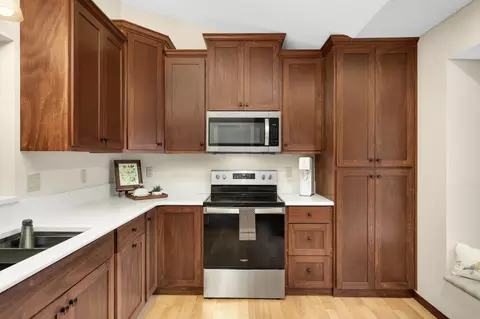 11040 Oregon Curv, Bloomington, MN 55438
