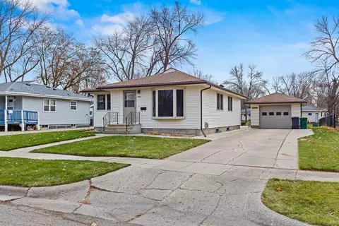 611 Camden Dr, Marshall, MN 56258