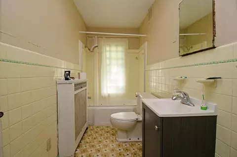 Bath - 815 5th Ave S, Saint Cloud, MN 56301 photo 4 of 5