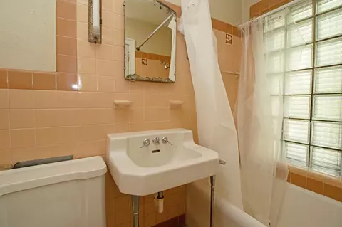 Bath - 815 5th Ave S, Saint Cloud, MN 56301 photo 3 of 5
