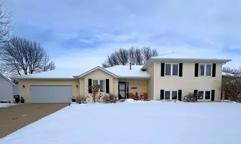 405 Thomas Dr, Eagle Lake, MN 56024