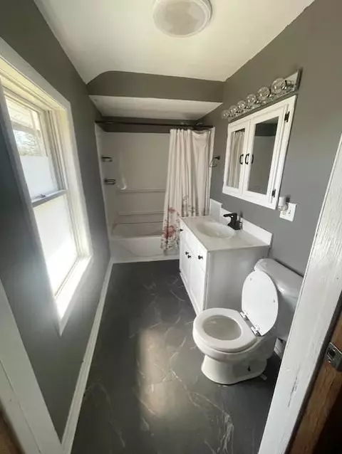 Bath - 5030 Idlewild St, Duluth, MN 55804 photo 1 of 1