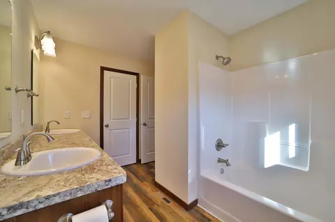 Bath - 978 York Crt, Brainerd, MN 56401 photo 1 of 4