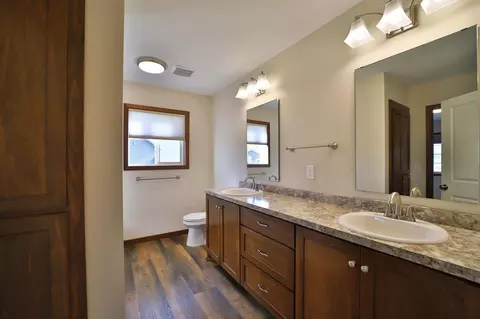 Bath - 978 York Crt, Brainerd, MN 56401 photo 2 of 4