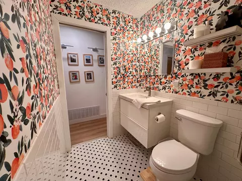 Bath - 1013 Olena Ave, Willmar, MN 56201 photo 2 of 5