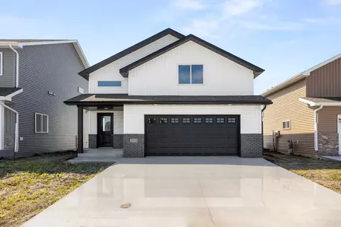 2617 38 Ave S, Moorhead, MN 56560
