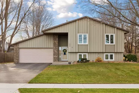 1026 Whitney Dr, Apple Valley, MN 55124