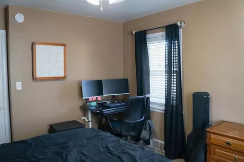 Bedroom - 4315 E Superior St, Duluth, MN 55804 photo 3 of 4