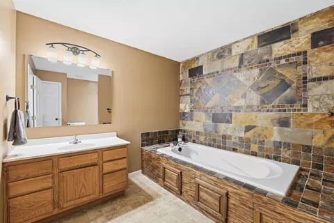 Bath - 1705 Vale Ct, Faribault, MN 55021 photo 4 of 5