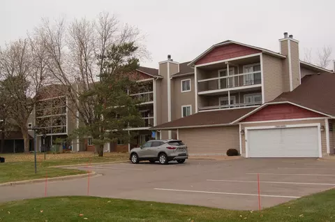 7600 157th St W #105, Apple Valley, MN 55124