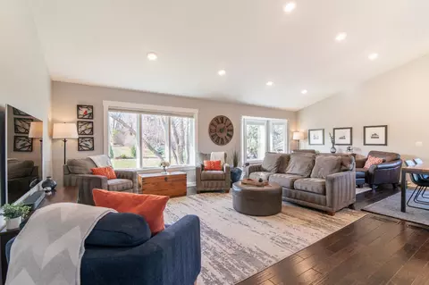 676 N Hay Lake Rd, Eagan, MN 55123