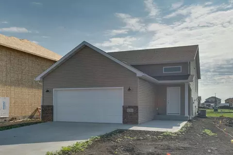 6786 32nd St S, Fargo, ND 58104