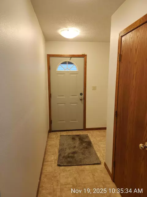 Entry Way - 1009 1st Ave SW, Austin, MN 55912 photo 1 of 2