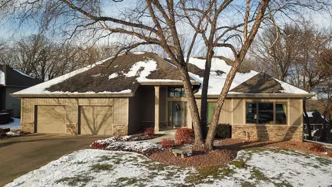 9108 Trotters Ln, Woodbury, MN 55125