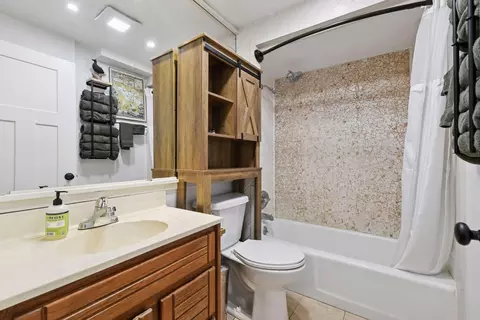 Bath - 10 Birch Bluff Rd, Tonka Bay, MN 55331 photo 2 of 2