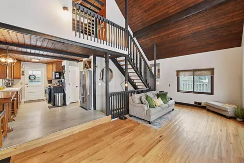 Entry Way - 10 Birch Bluff Rd, Tonka Bay, MN 55331 photo 1 of 2
