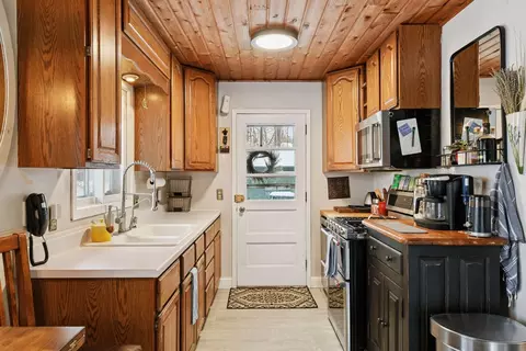 Kitchen - 10 Birch Bluff Rd, Tonka Bay, MN 55331 photo 2 of 3